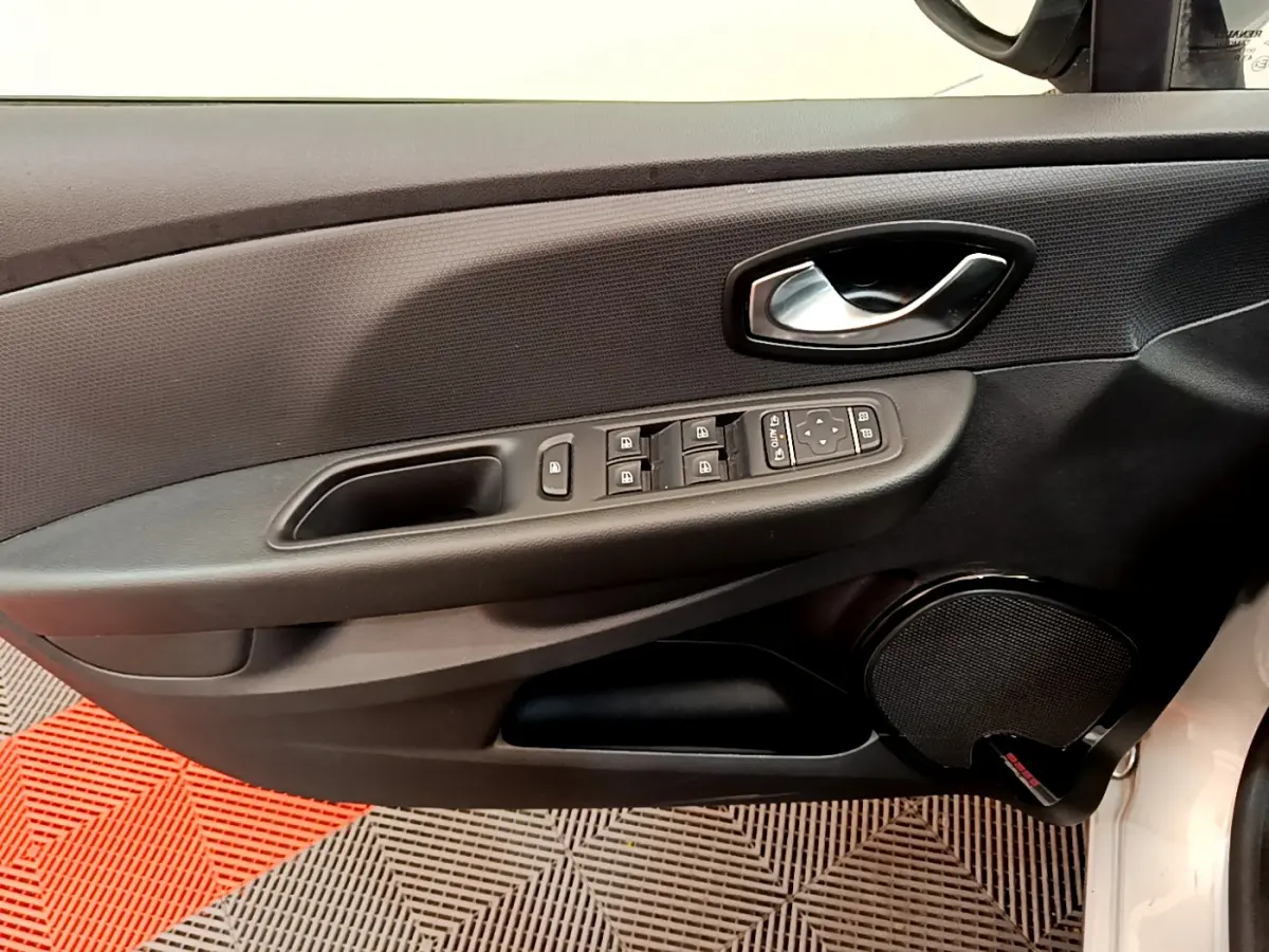 Vue intérieure du panneau de porte conducteur gris foncé de la Renault Clio Business TCe 90 avec commandes électriques et haut-parleur intégré.