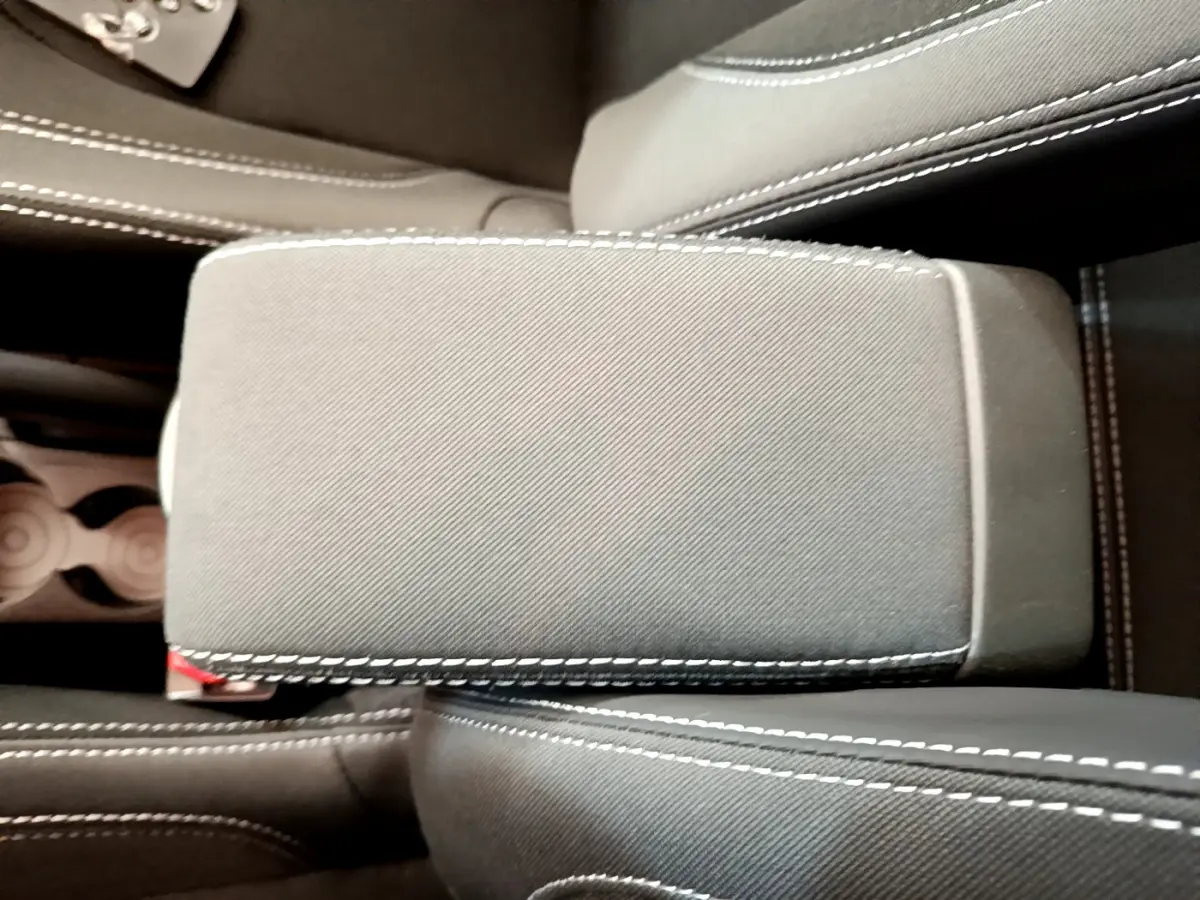 Accoudoir central gris clair avec surpiqûres blanches dans l'habitacle de la Renault Clio Business TCe 90 2019