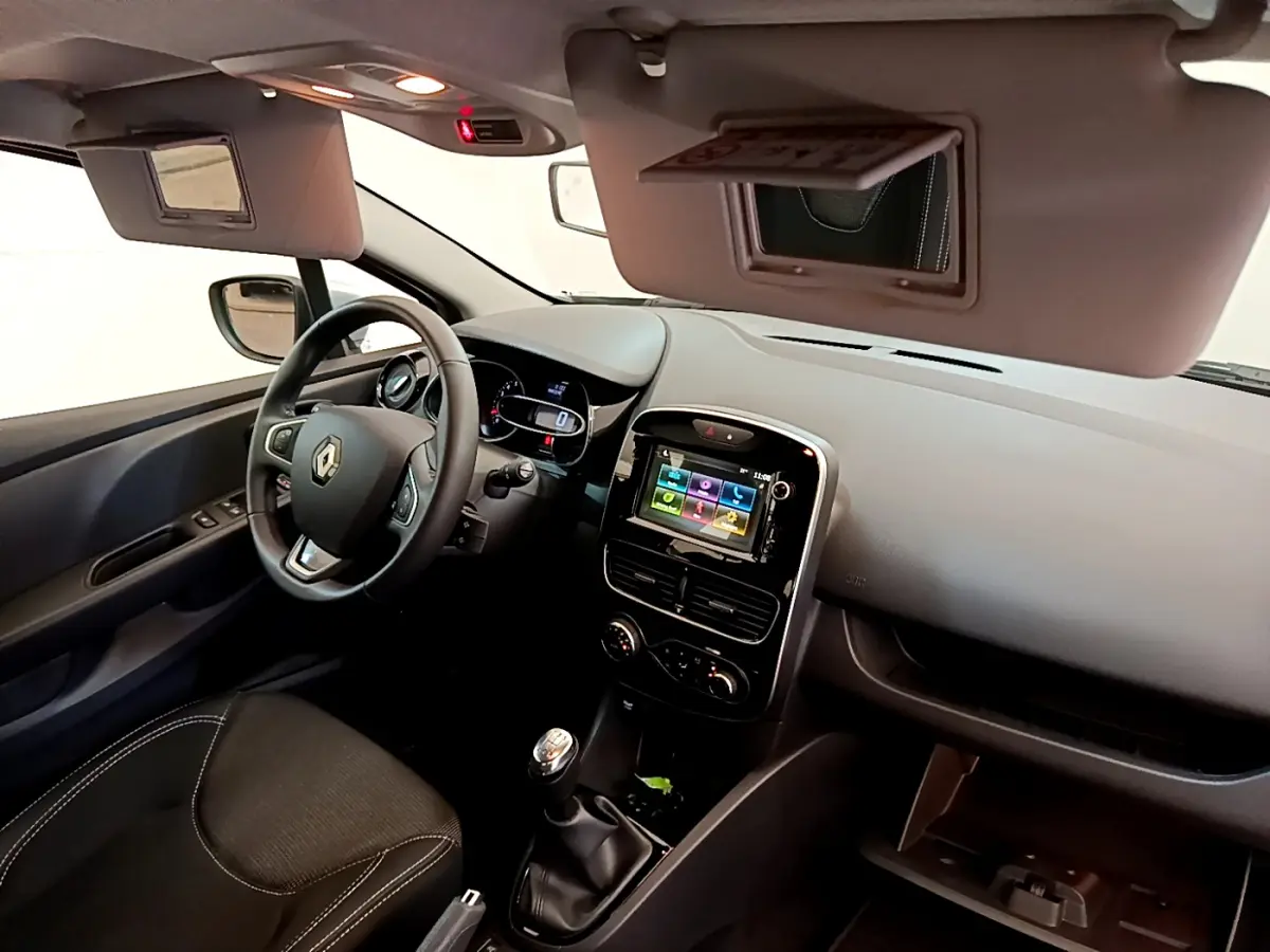 Intérieur Renault Clio Business TCe 90 2019, vue côté conducteur, tableau de bord avec écran tactile et volant cuir.