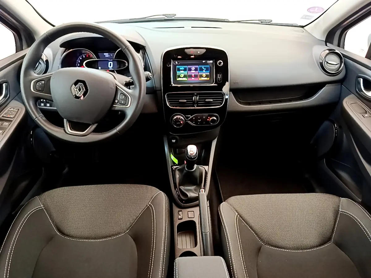 Vue intérieure avant de la Renault Clio Business TCe 90 2019, montrant le tableau de bord avec écran tactile et volant cuir noir.