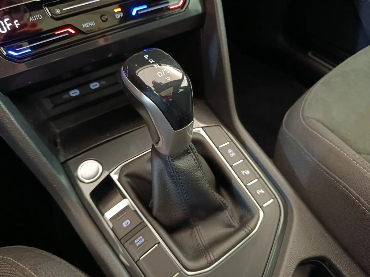 Gros plan sur le levier de vitesses automatique noir et argenté du Volkswagen Tiguan 2.0 TDI 150 DSG7 Elegance, intérieur noir.