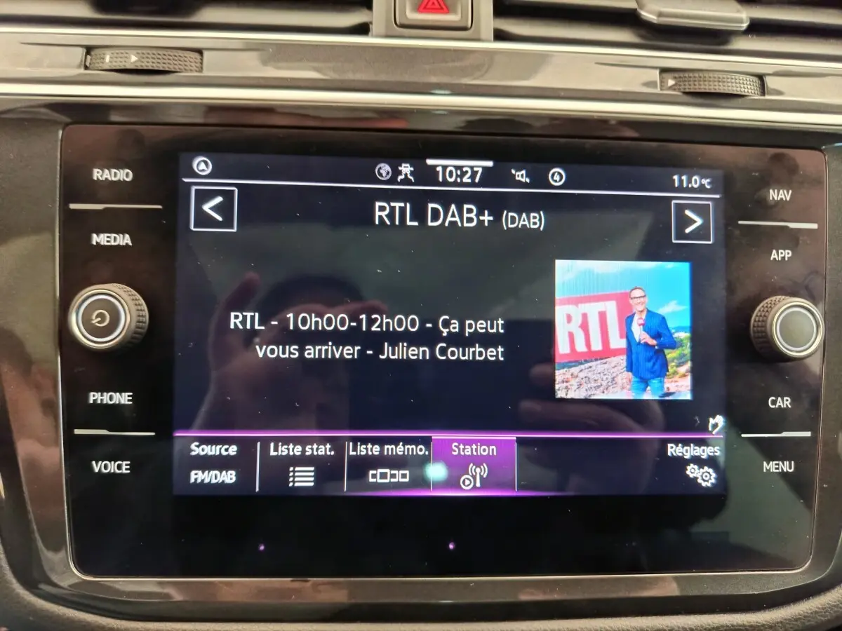 Écran tactile central du Volkswagen Tiguan 2022 affichant la radio RTL DAB+ en mode FM/DAB.