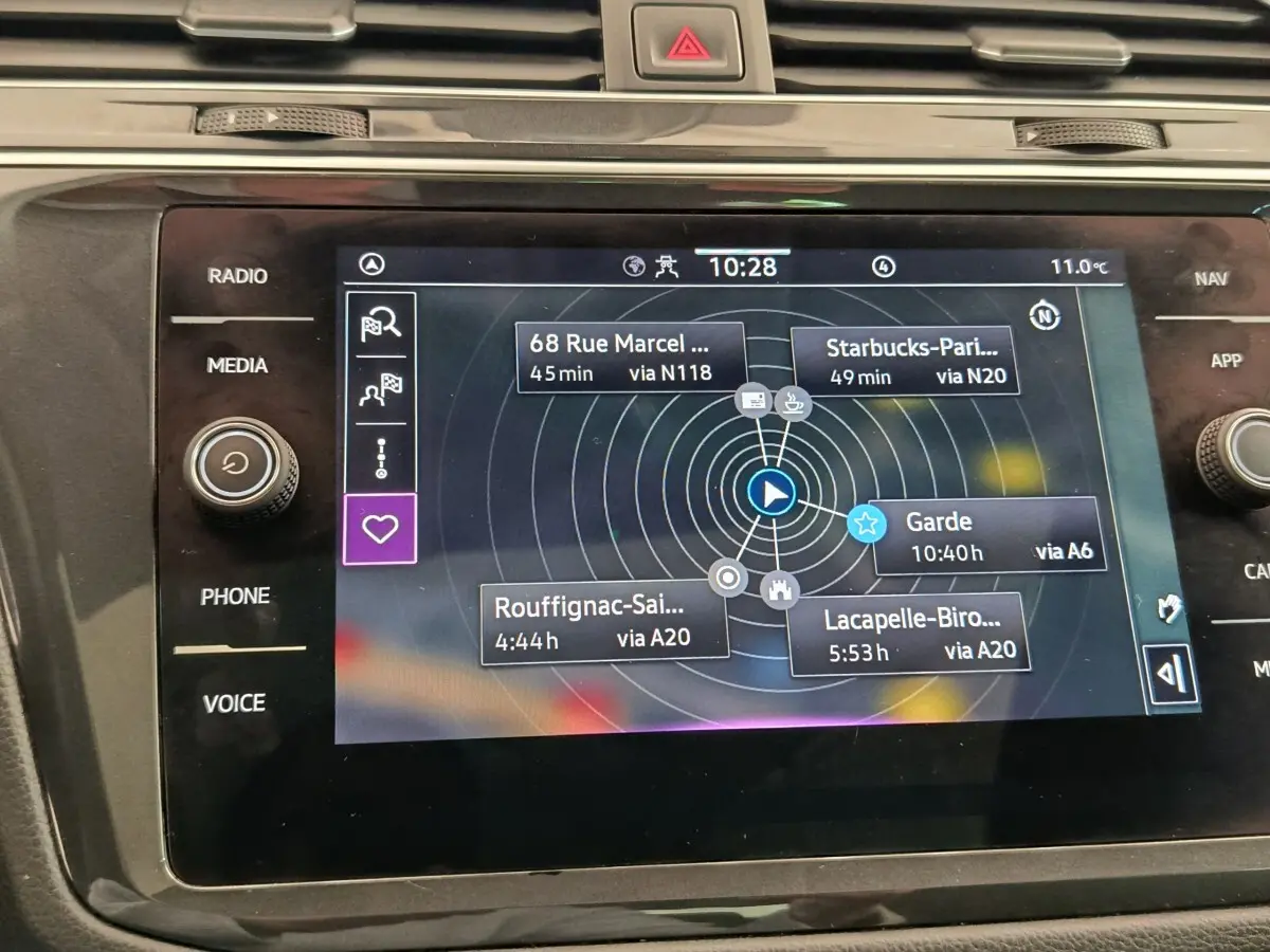 Écran tactile central du tableau de bord du Volkswagen Tiguan 2022 affichant le système de navigation.