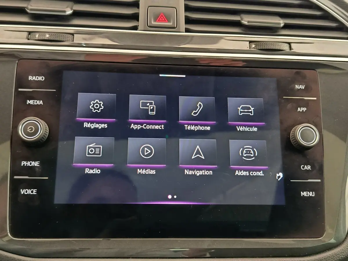 Écran tactile central du Volkswagen Tiguan 2.0 TDI 150 DSG7 Elegance affichant le menu principal multimédia.