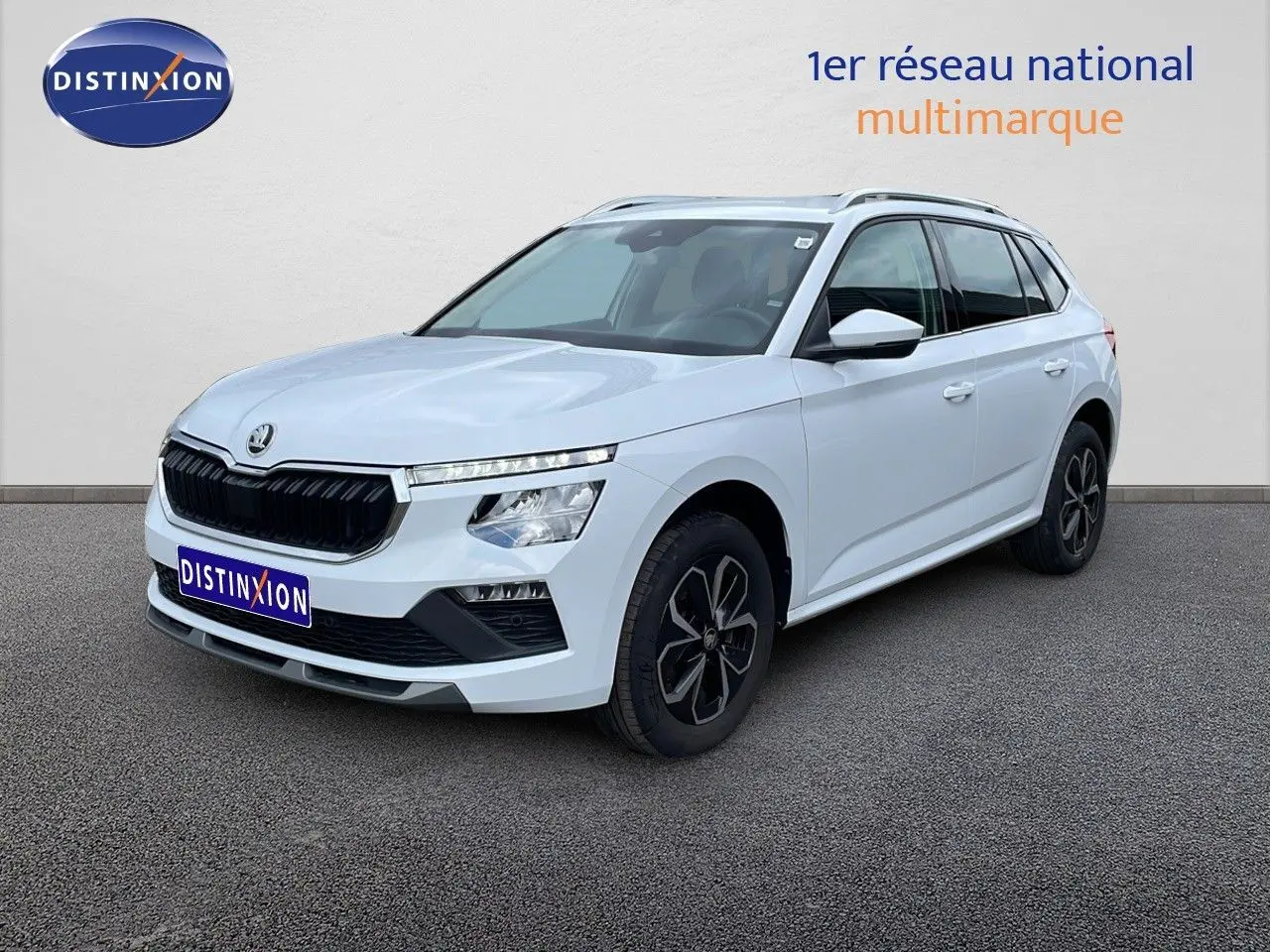 SKODA KAMIQ blanc glacier en 3/4 avant droit, avec calandre noire et jantes noires distinctives.