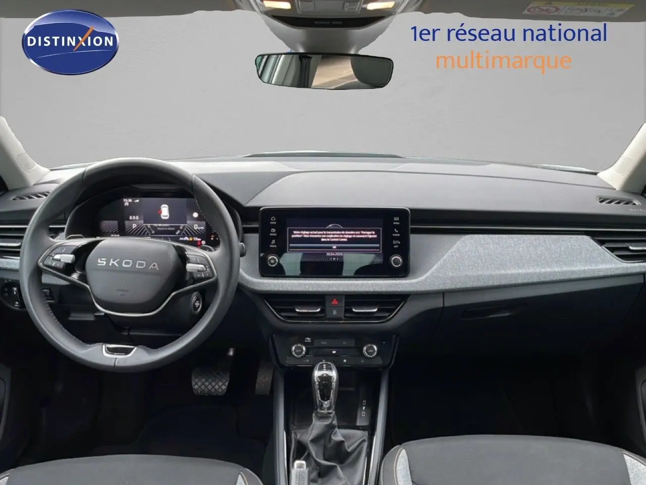 Vue intérieure du tableau de bord du Skoda Kamiq 2025, avec volant multifonction et écran tactile central.