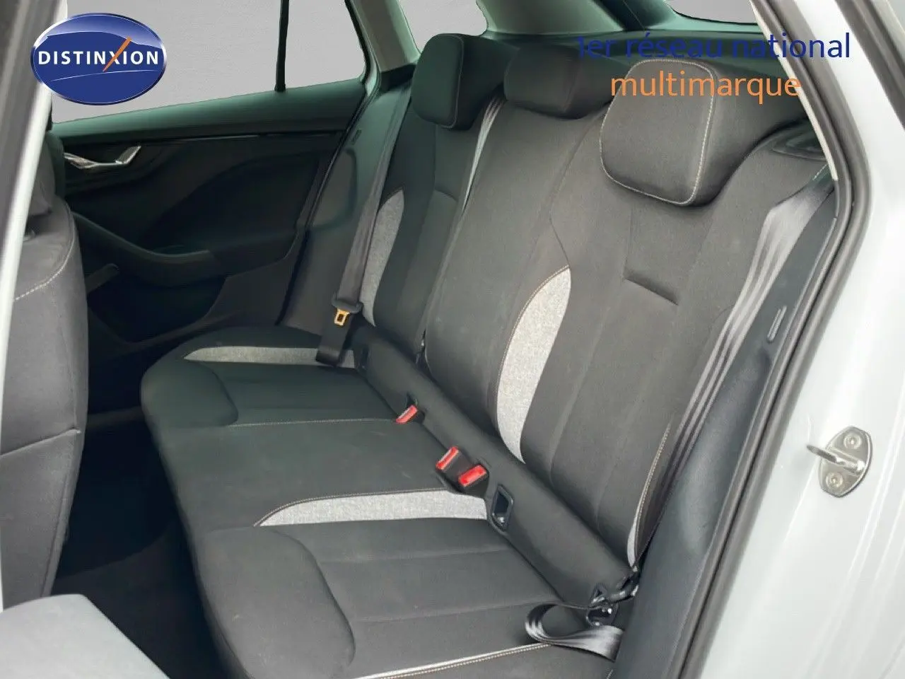 Vue intérieure côté droit des sièges arrière en tissu noir et gris du Skoda Kamiq blanc glacier 2025.