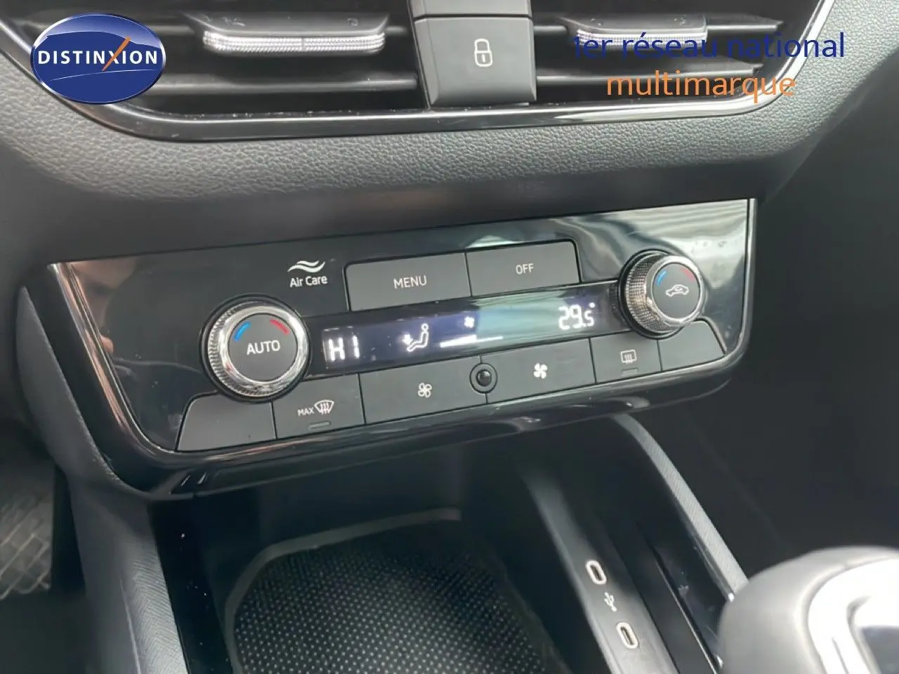 Vue rapprochée de la console centrale du Skoda Kamiq blanc glacier 2025, mettant en valeur la climatisation digitale et les commandes.