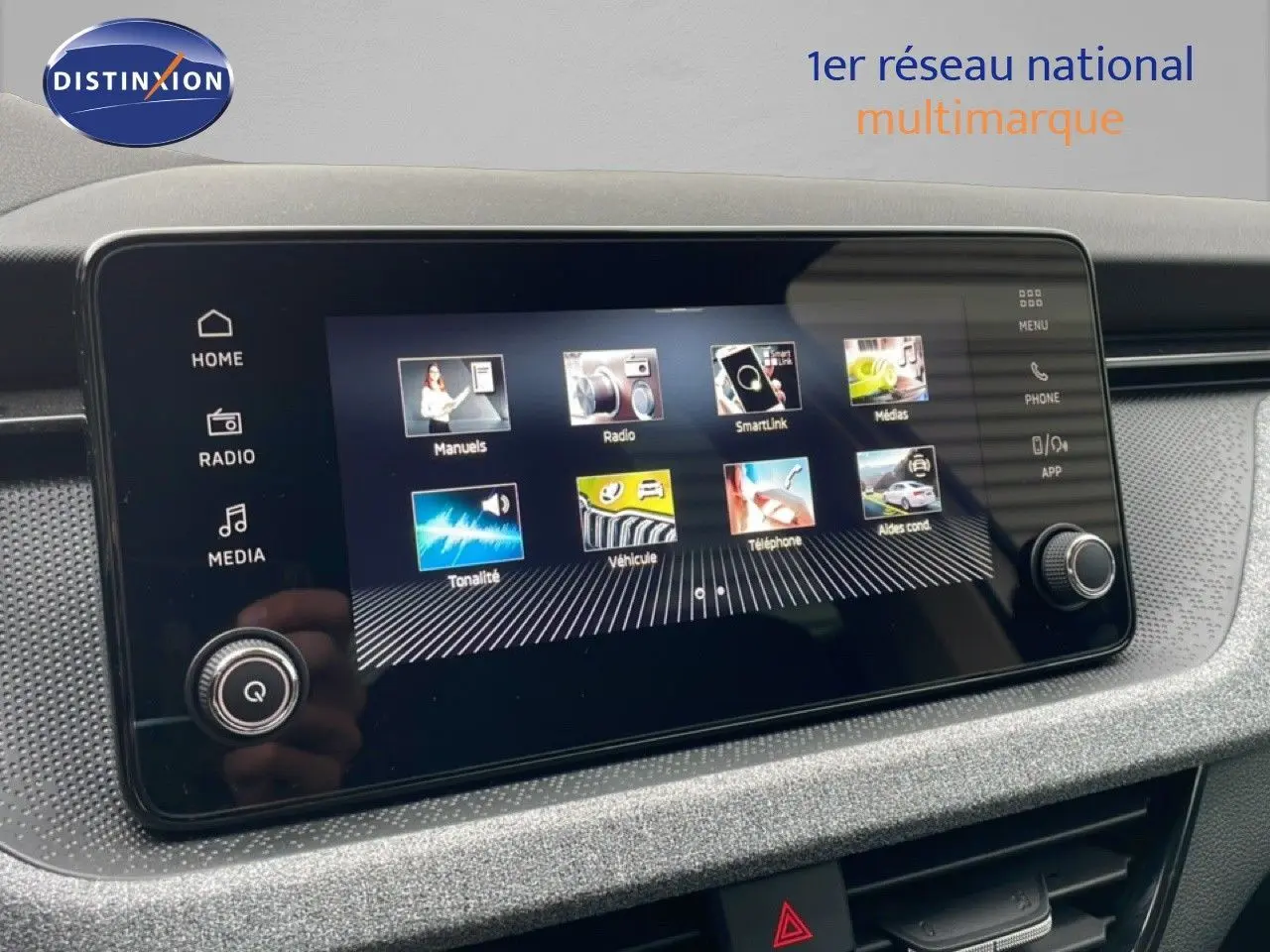 Écran tactile central du Skoda Kamiq 2025 affichant le menu multimédia, avec finition intérieure gris texturé.
