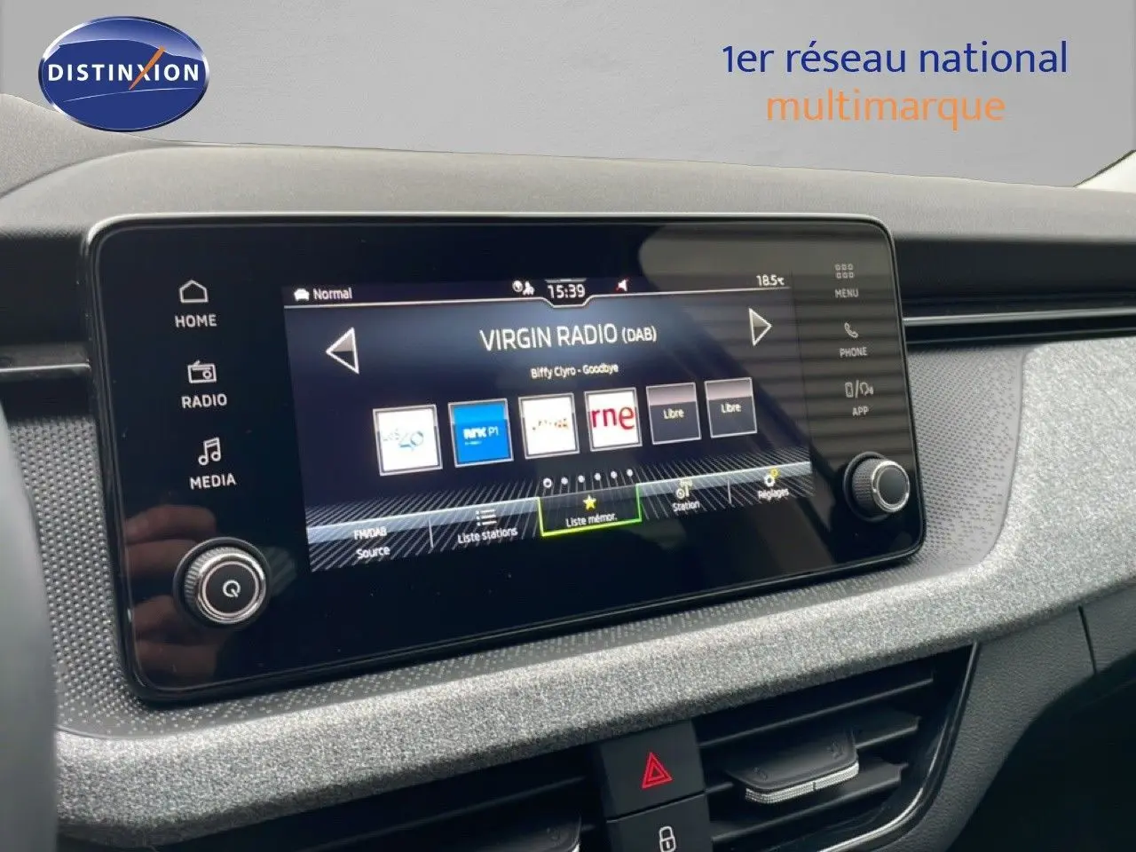 Vue intérieure du tableau de bord du Skoda Kamiq 2025, écran tactile central affichant Virgin Radio.