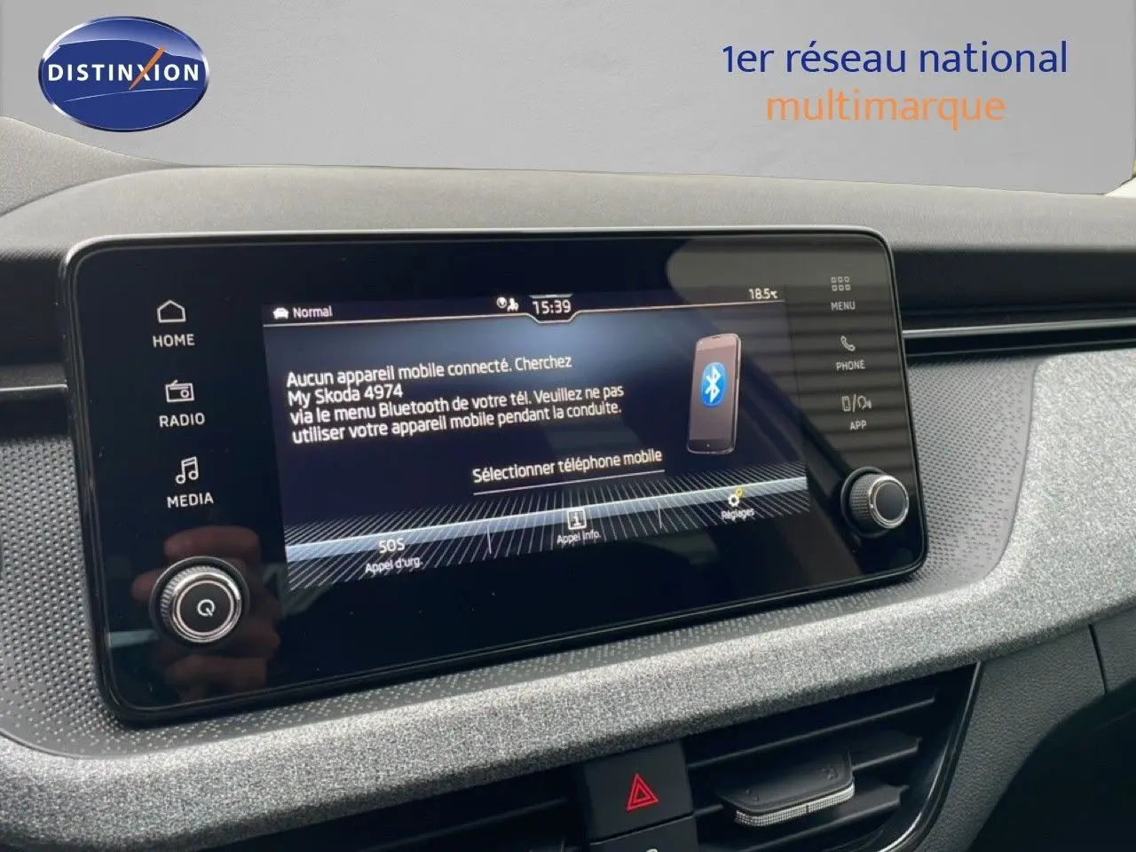 Écran tactile central du tableau de bord du Skoda Kamiq blanc glacier 2025, affichant le menu Bluetooth.