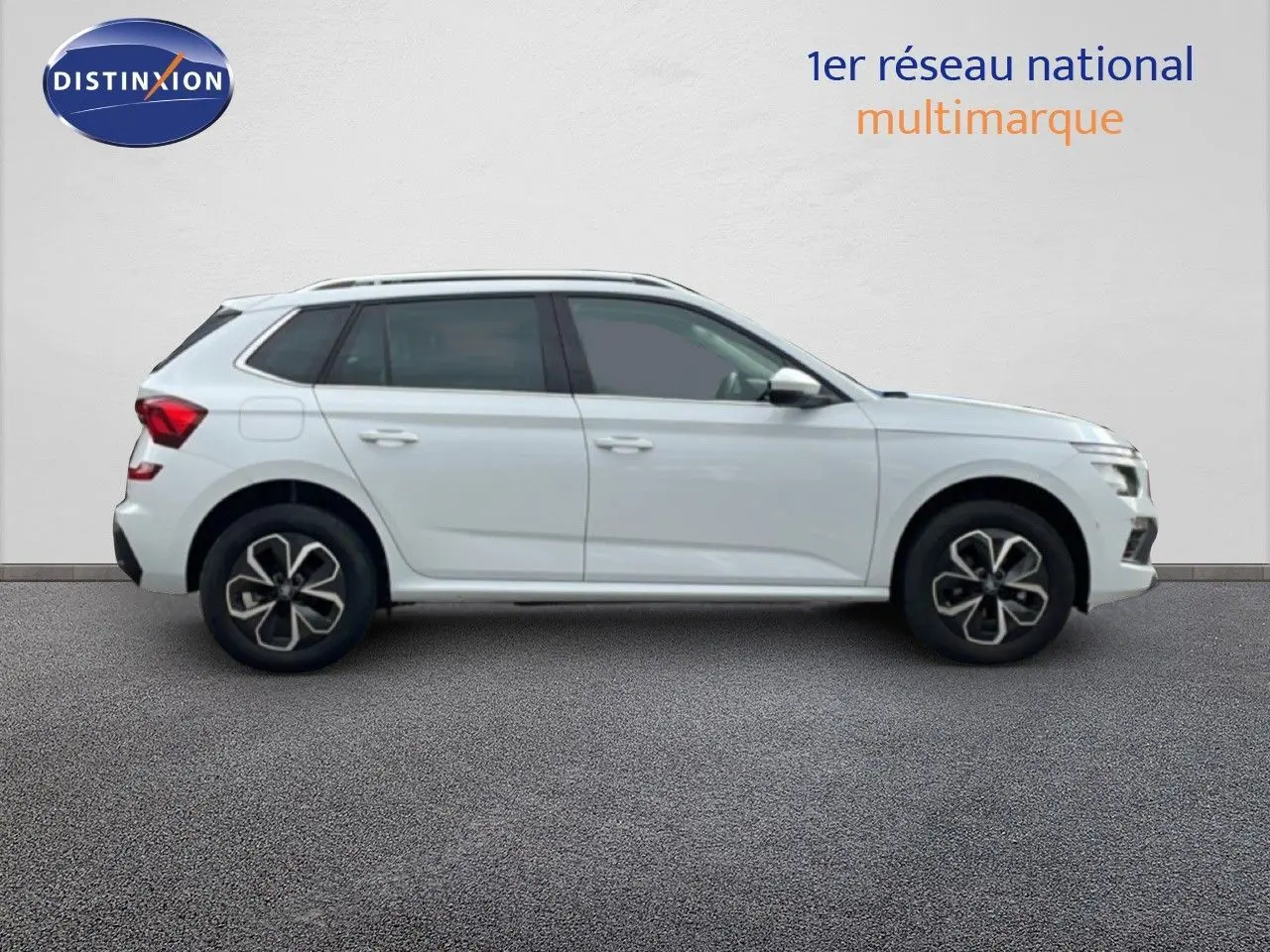 Profil droit d'un Skoda Kamiq blanc glacier 2025 avec jantes alliage et vitres teintées.