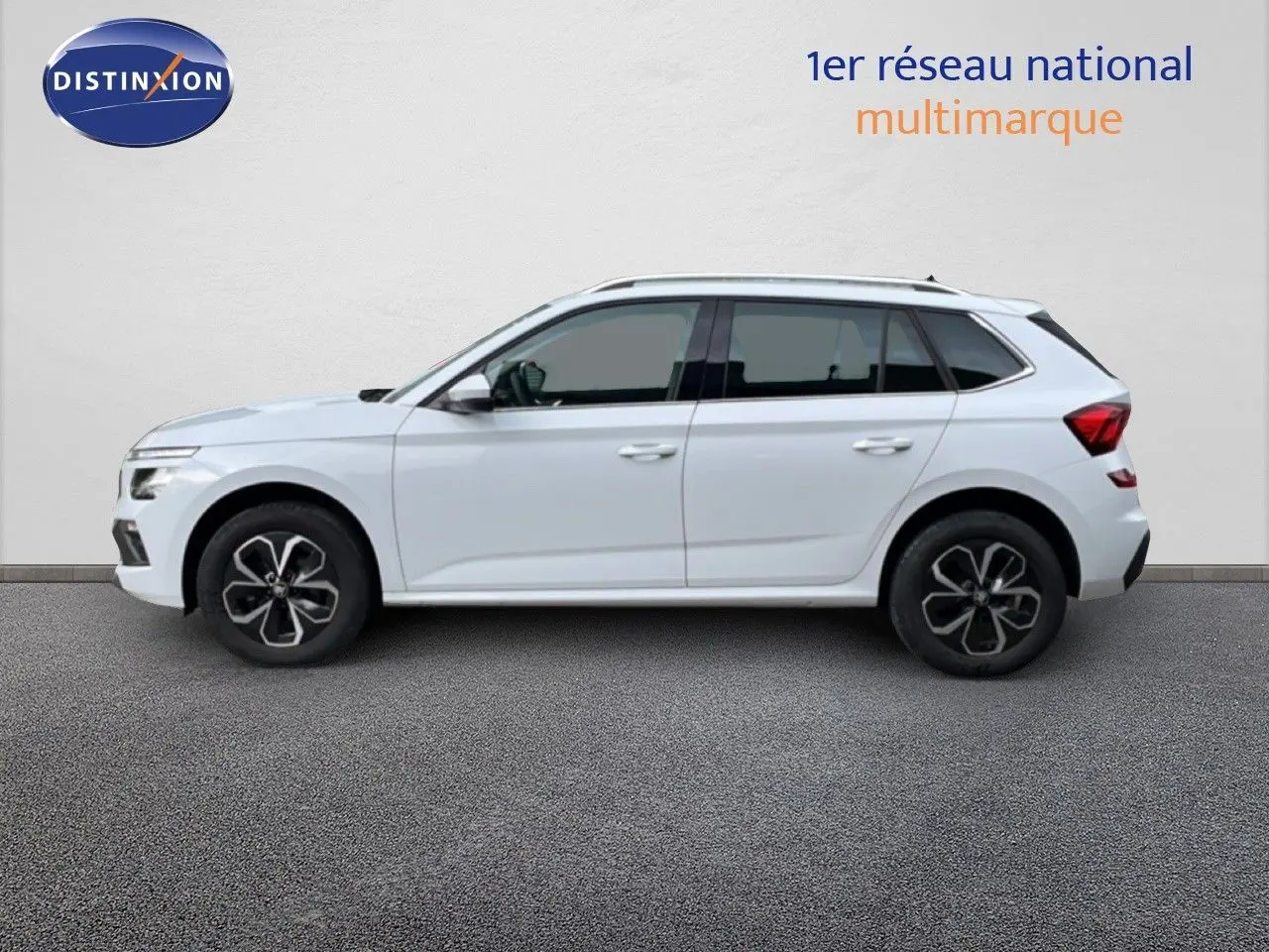 Vue latérale droite d'un Skoda Kamiq blanc glacier 2025 avec jantes alliage noires et toit blanc.