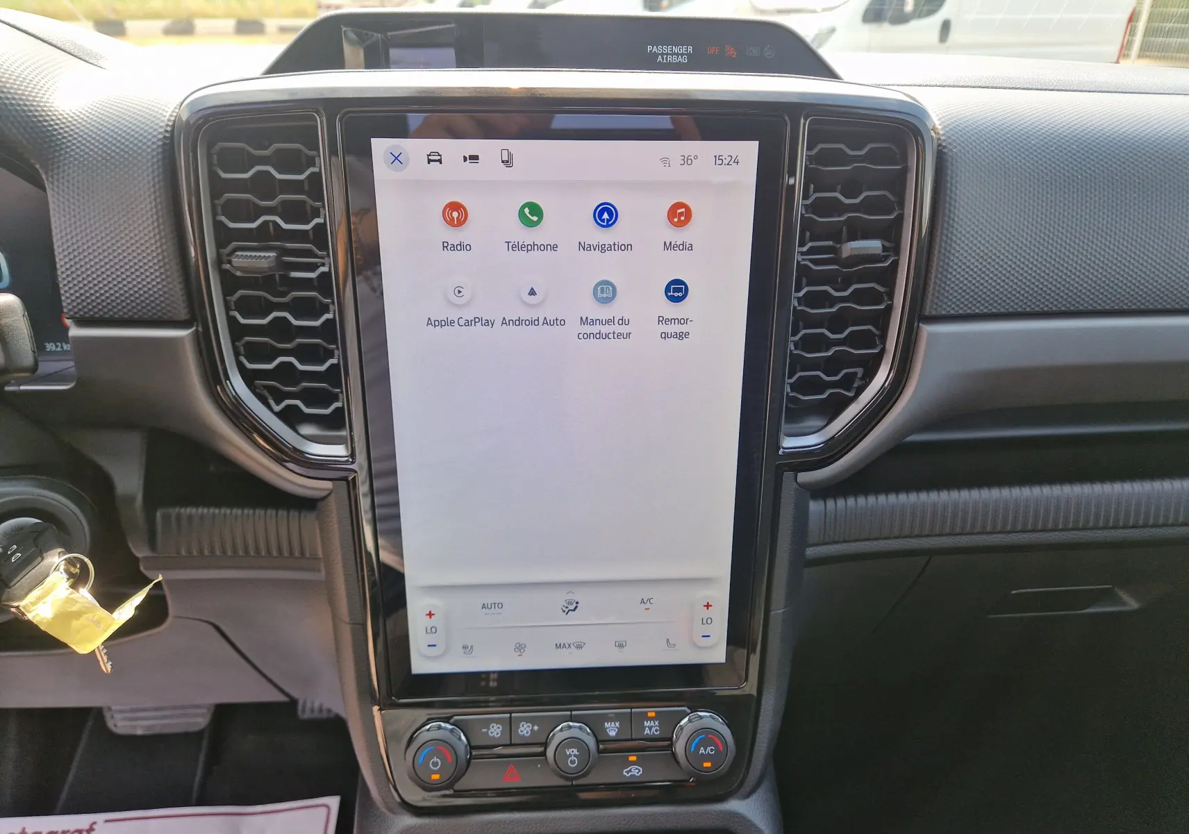 Vue rapprochée de la console centrale avec écran tactile vertical du Ford Ranger Super Cabine gris carbone.