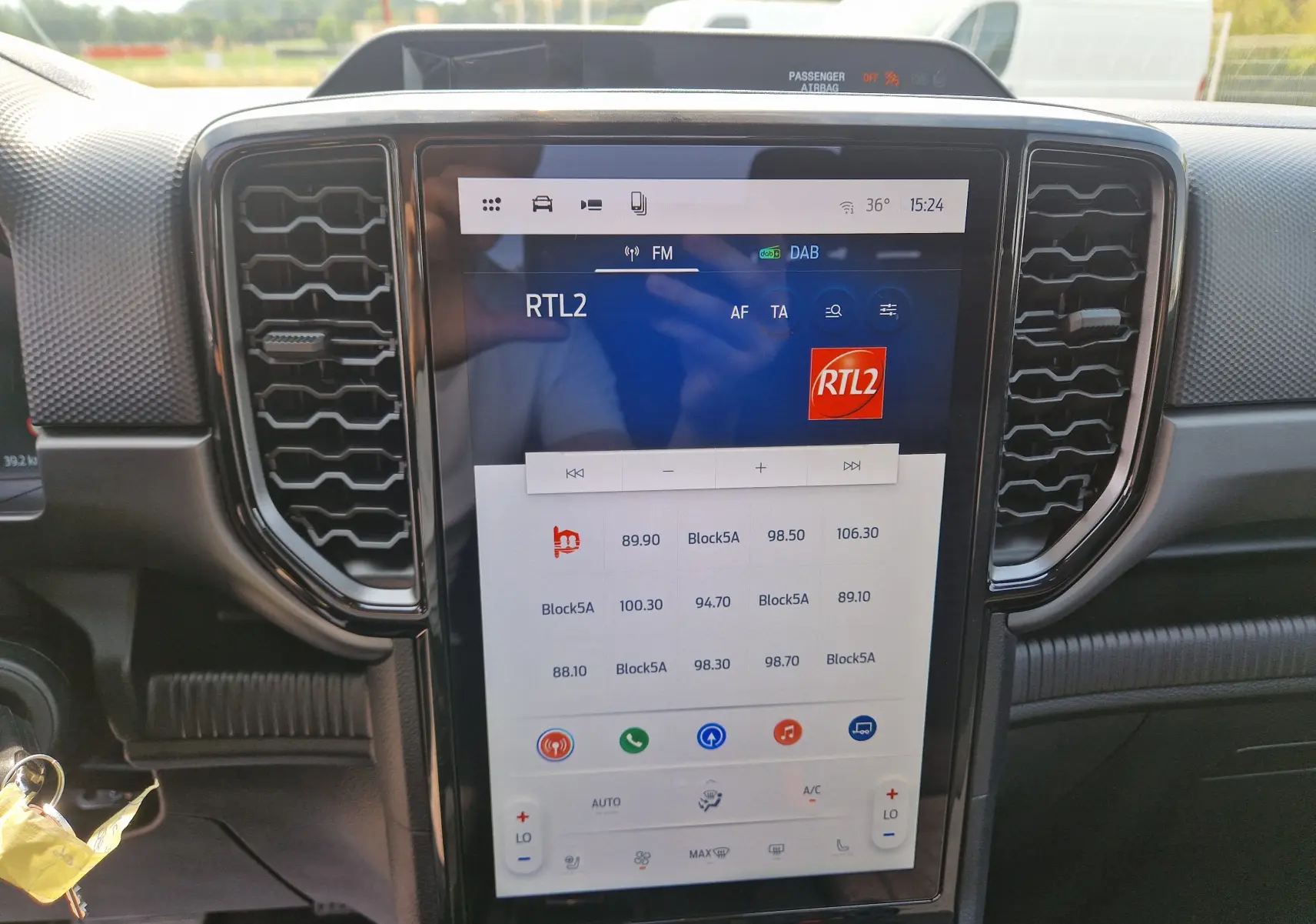 Vue rapprochée de l'écran tactile 12,4'' du système audio Sync 4 du Ford Ranger Super Cabine, tableau de bord noir.