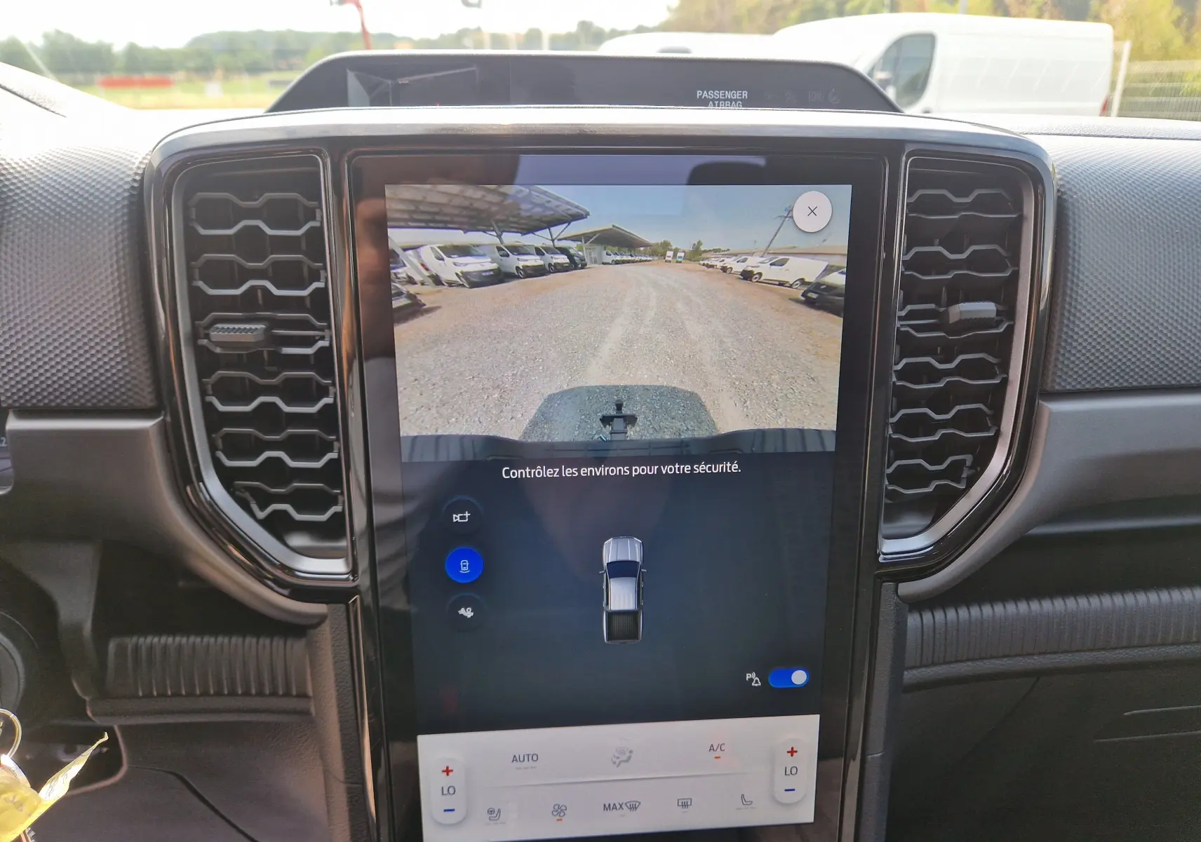 Vue rapprochée de l’écran tactile central du Ford Ranger Super Cabine gris carbone montrant la caméra de recul active.