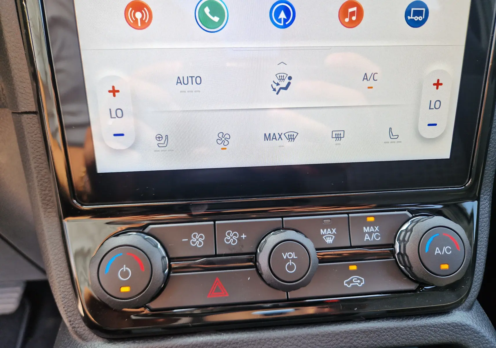 Gros plan sur la console centrale du Ford Ranger Super Cabine, montrant l'écran tactile et les commandes de climatisation.