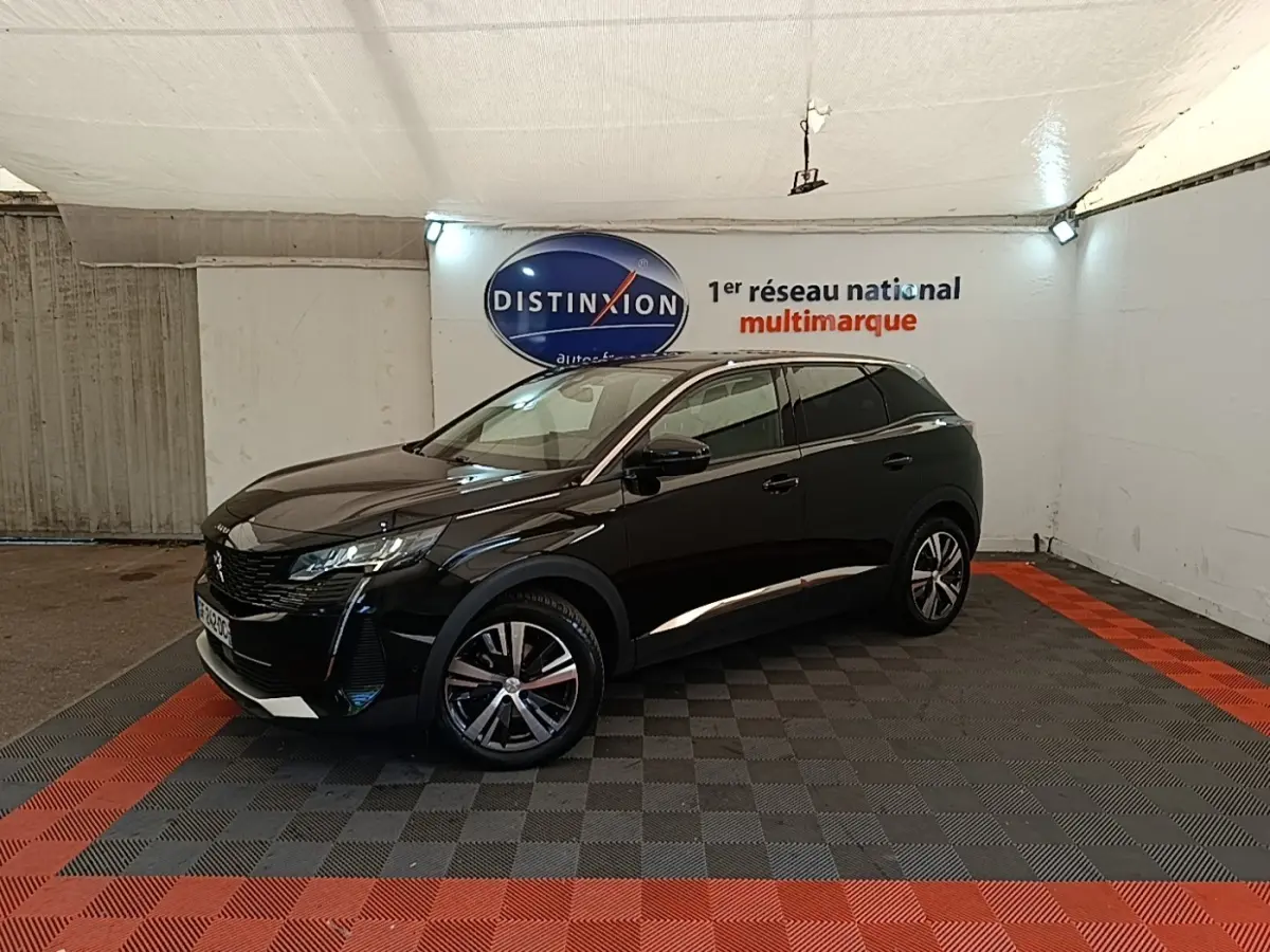 Peugeot 3008 noir en 3/4 avant droit, avec jantes alliage et calandre au design moderne, dans un showroom.