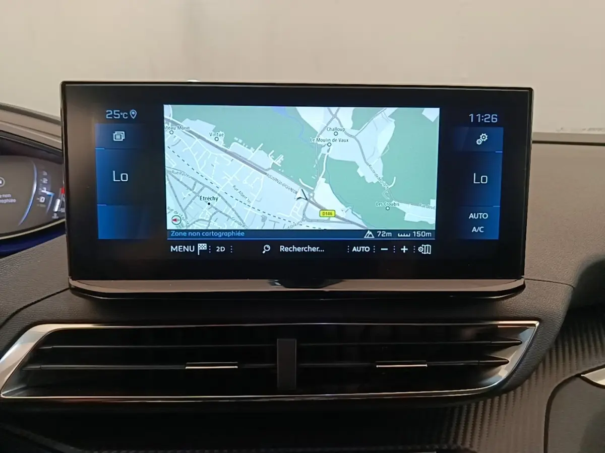 Écran tactile central du tableau de bord du Peugeot 3008 noir, affichant la navigation en vue 2D.