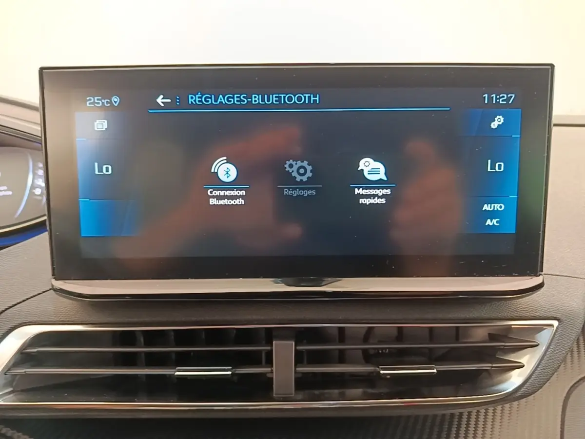 Écran tactile central du tableau de bord du Peugeot 3008 noir, affichant les réglages Bluetooth en intérieur.