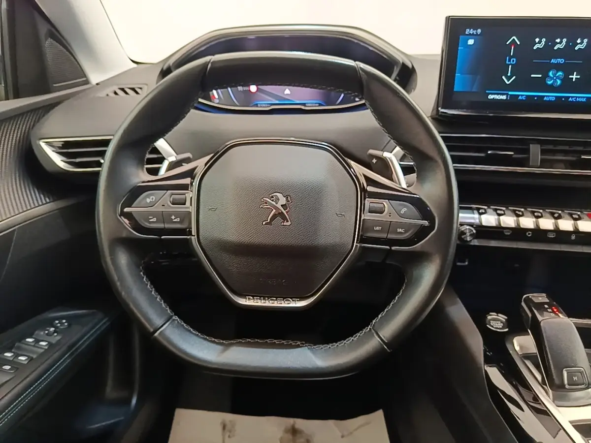 Volant cuir noir multifonctions Peugeot 3008 2022 vu de face avec tableau de bord numérique et écran tactile.