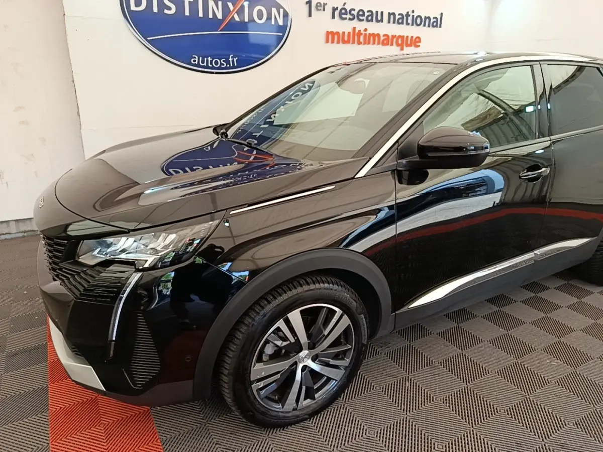 Peugeot 3008 noir vue 3/4 avant droit, avec jantes alliage et phares LED distinctifs.