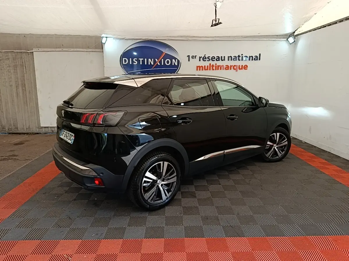 Peugeot 3008 noir vue 3/4 arrière droit dans un showroom avec jantes alliage et feux arrière LED distinctifs.