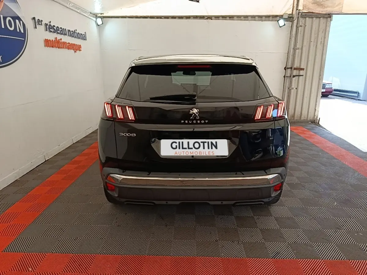 Vue arrière d’un Peugeot 3008 noir 2022 avec feux arrière LED caractéristiques et logo central visible.