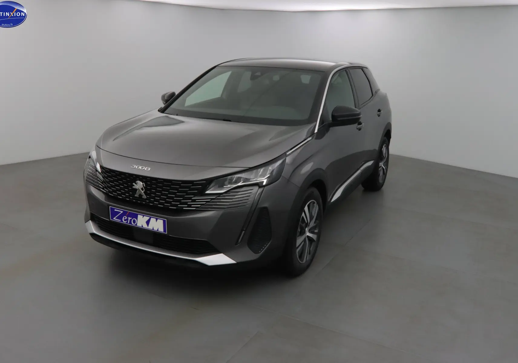 Peugeot 3008 gris platinium métal vue 3/4 avant droit dans un studio lumineux avec calandre distinctive.