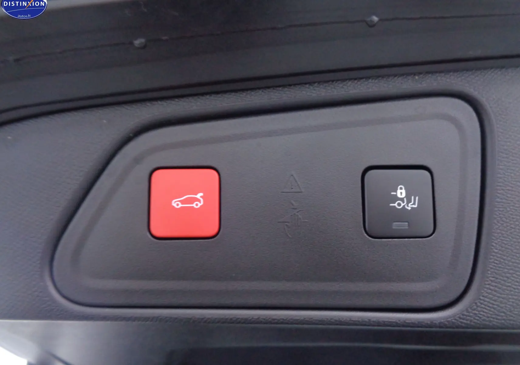 Gros plan sur les boutons d'ouverture et de verrouillage du hayon d'un Peugeot 3008 gris platinium 2023.