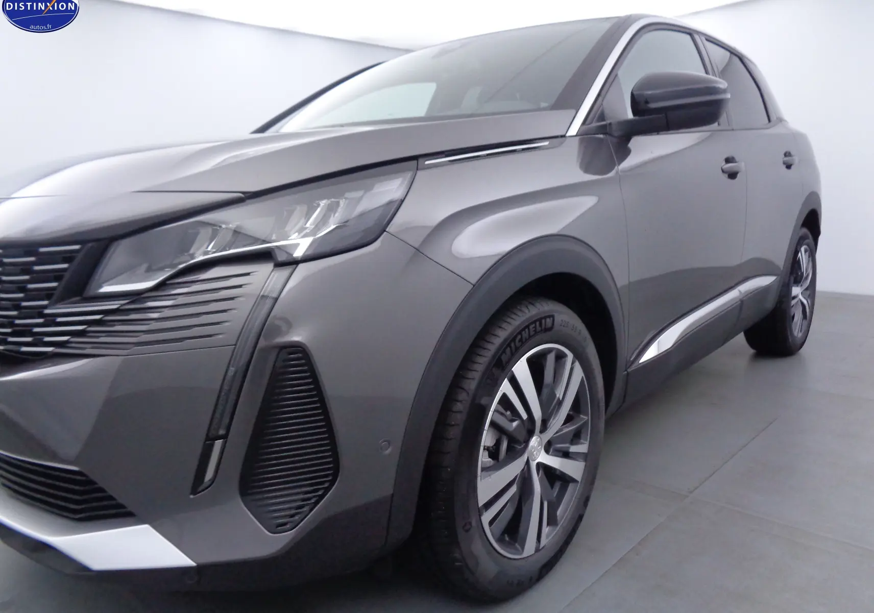 Vue 3/4 avant droit du Peugeot 3008 gris platinium métal mettant en valeur ses phares LED et jantes alliage.