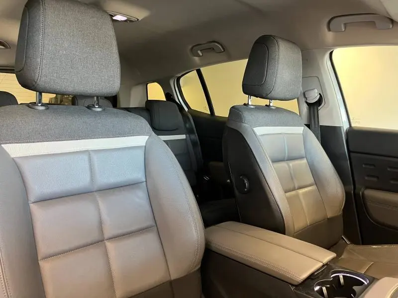 Vue intérieure des sièges avant en cuir graphite et tissu noir du Citroën C5 Aircross blanc nacré 2020.