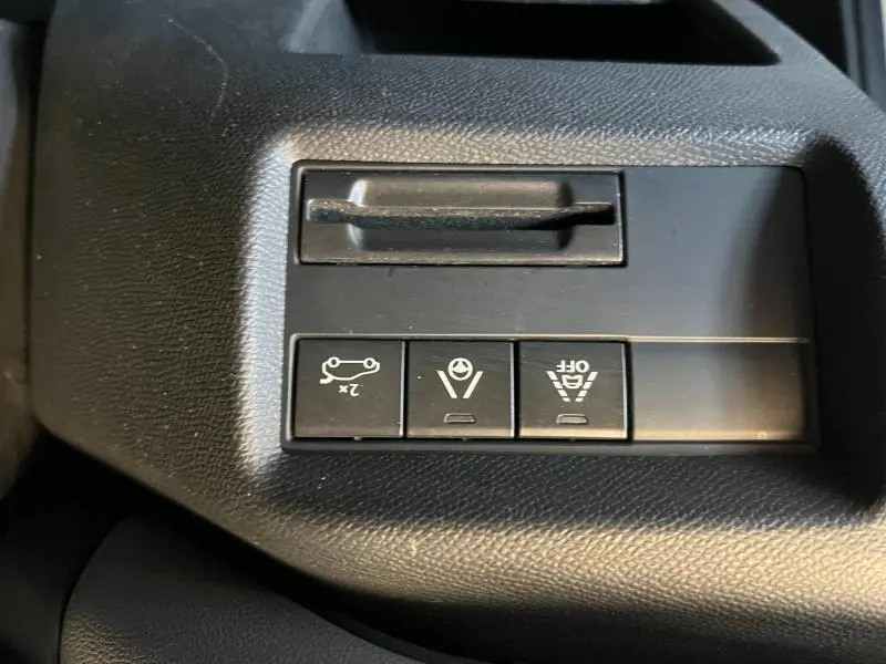Gros plan sur les boutons de commande en plastique noir du tableau de bord du Citroën C5 Aircross blanc nacré.