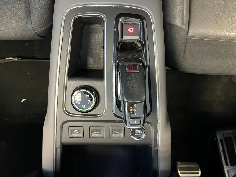 Gros plan sur la console centrale noire du Citroën C5 Aircross 2020, avec levier de vitesses automatique et commandes de conduite.