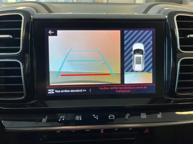 Écran tactile intérieur du Citroën C5 Aircross blanc nacré montrant la caméra de recul avec affichage des aides au stationnement.