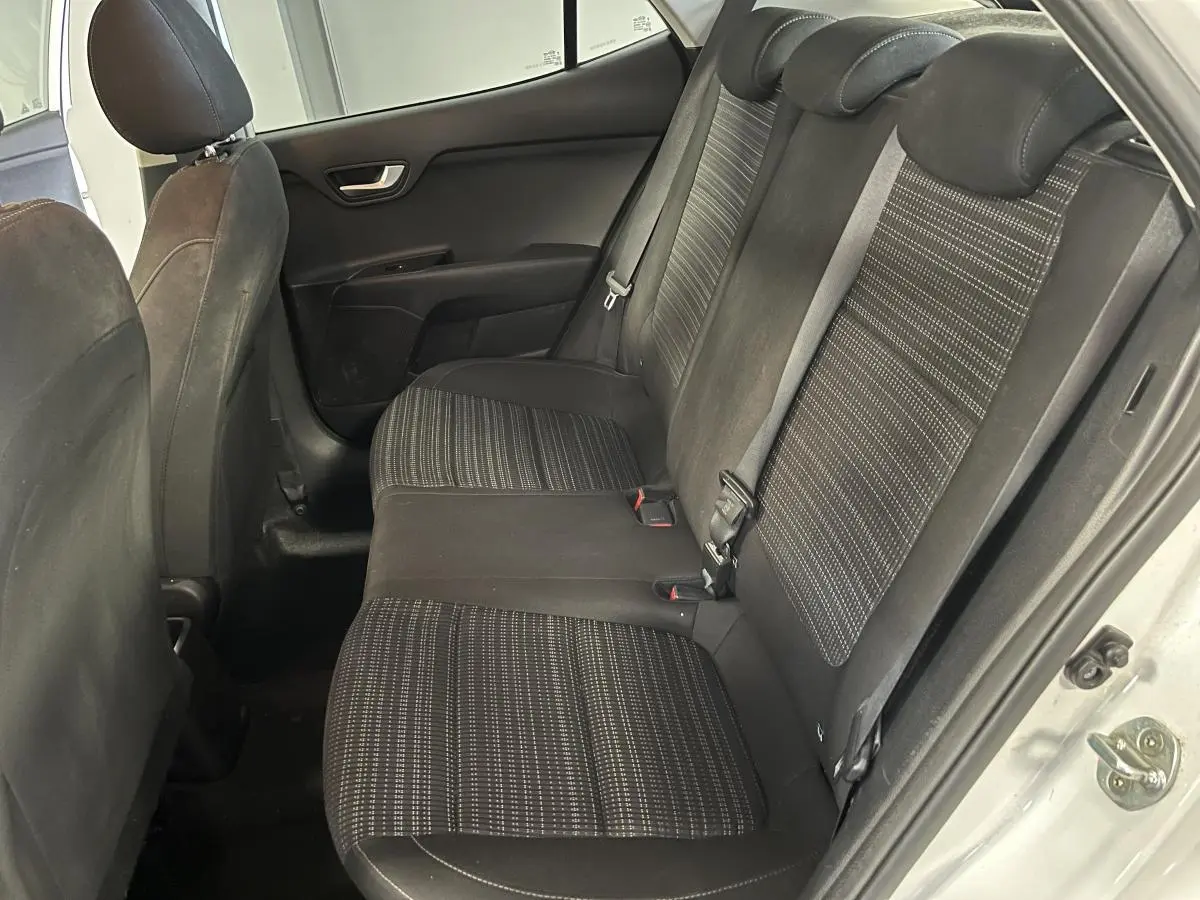 Vue intérieure côté droit des sièges arrière noirs à motifs gris du Kia Stonic blanc 2019.