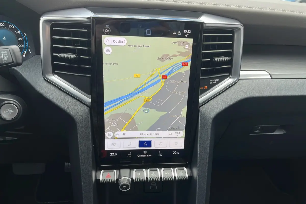 Vue intérieure centrée sur l'écran tactile vertical du Volkswagen Amarok Simple Cabine noir 2025 avec navigation affichée.