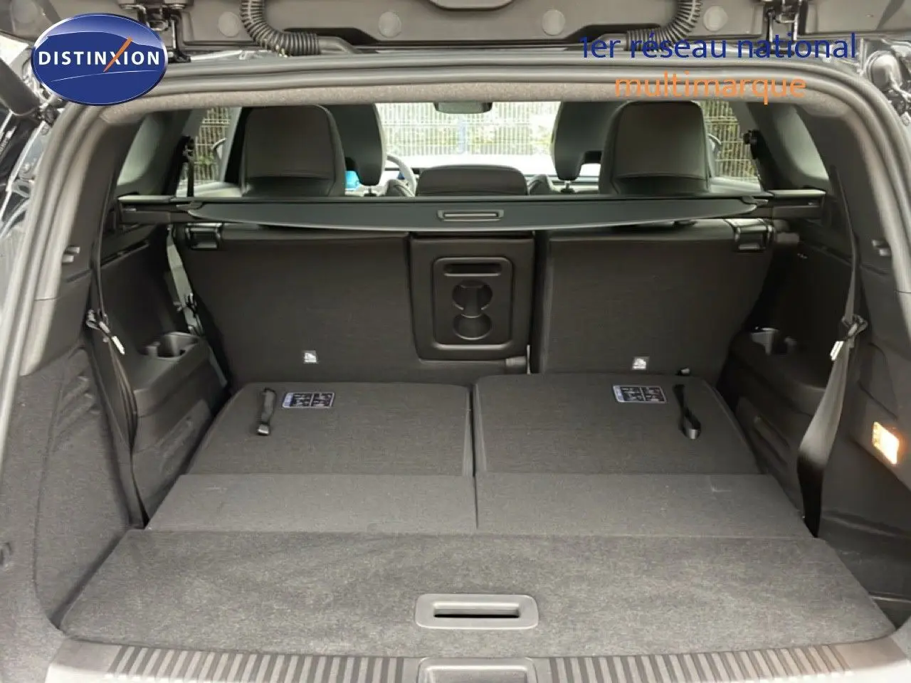 Coffre ouvert d’un Renault Espace noir étoile métal 2025, vue arrière montrant les sièges arrière rabattus et l’espace de chargement.