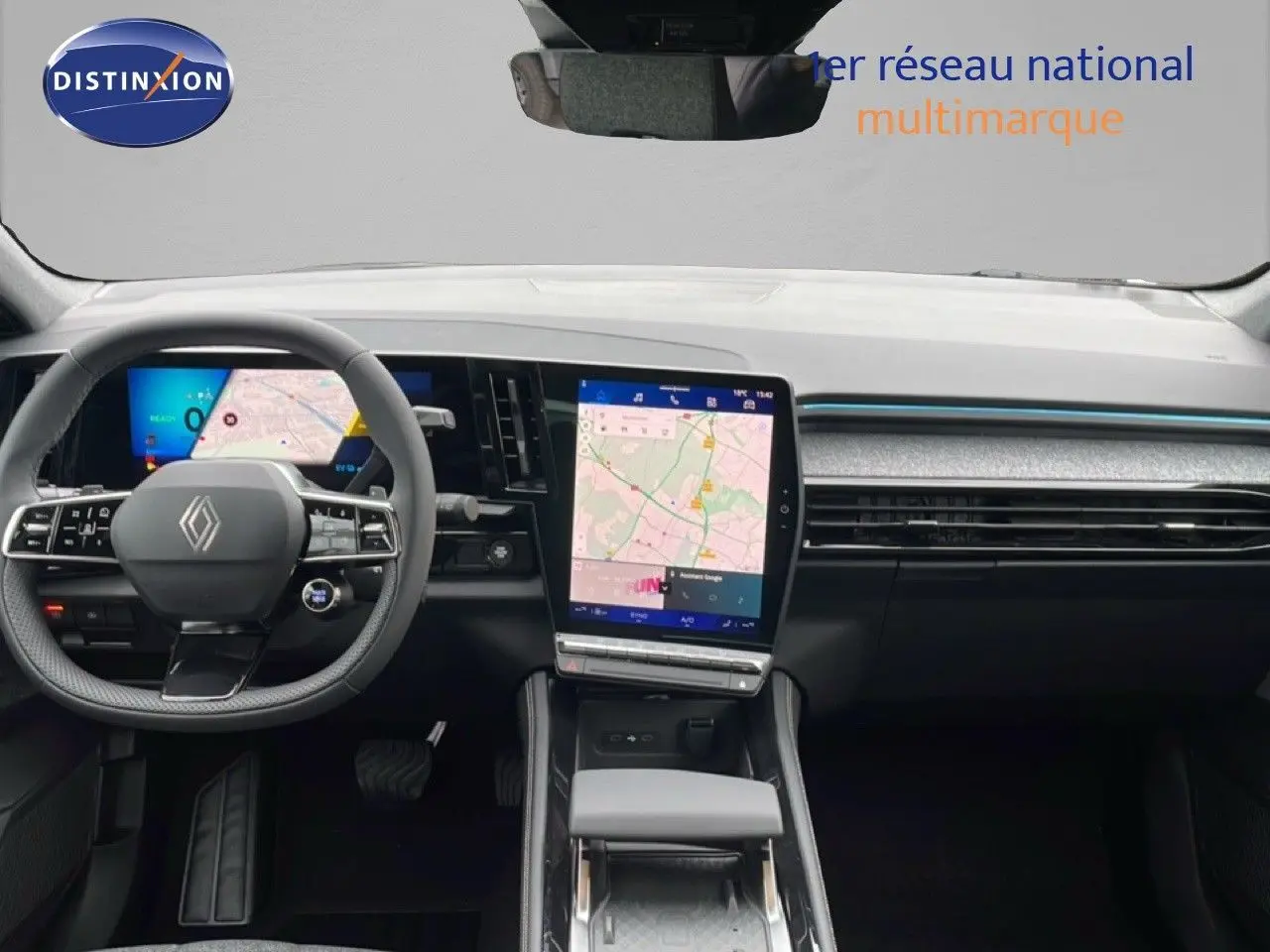 Vue intérieure du tableau de bord du Renault Espace 2025 noir étoile métal, avec écran tactile central affichant une carte.