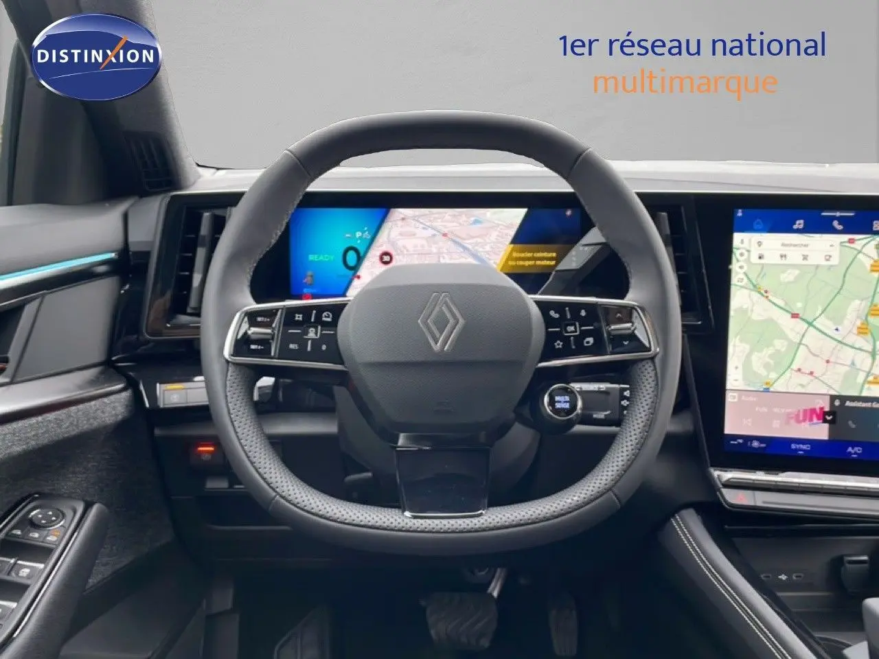 Vue intérieure centrée sur le volant multifonction du Renault Espace 2025, avec écrans numériques et finition noire.