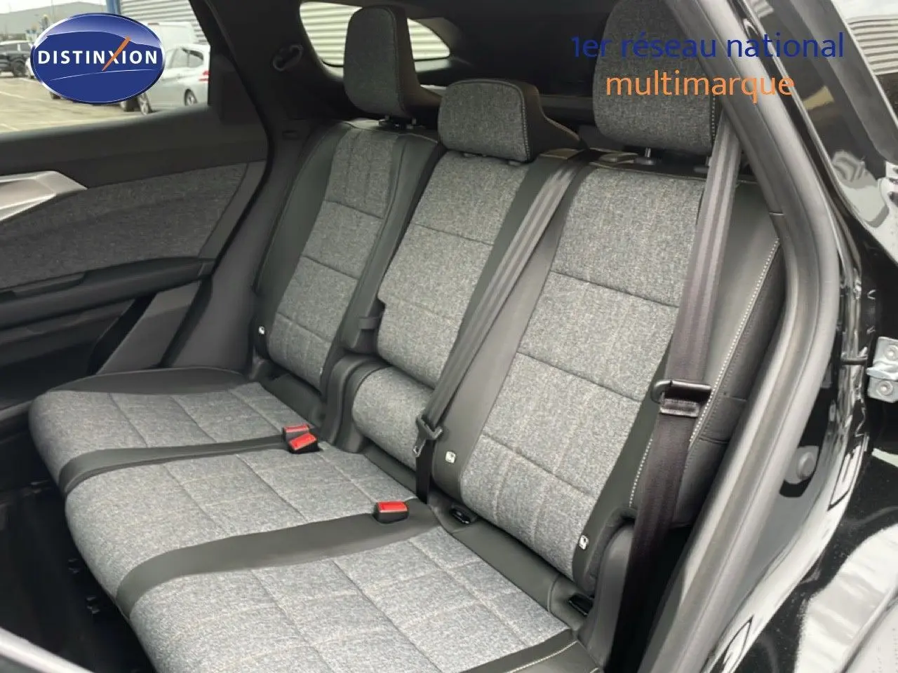 Vue intérieure côté droit des sièges arrière gris tissu et cuir du Renault Espace noir étoile métal 2025.