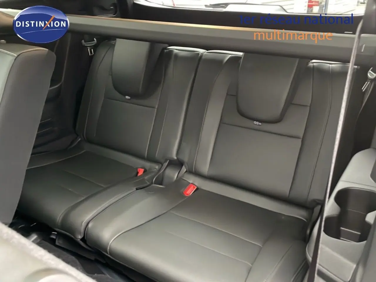 Vue intérieure sur la banquette arrière en cuir noir du Renault Espace 2025, version hybride 7 places.