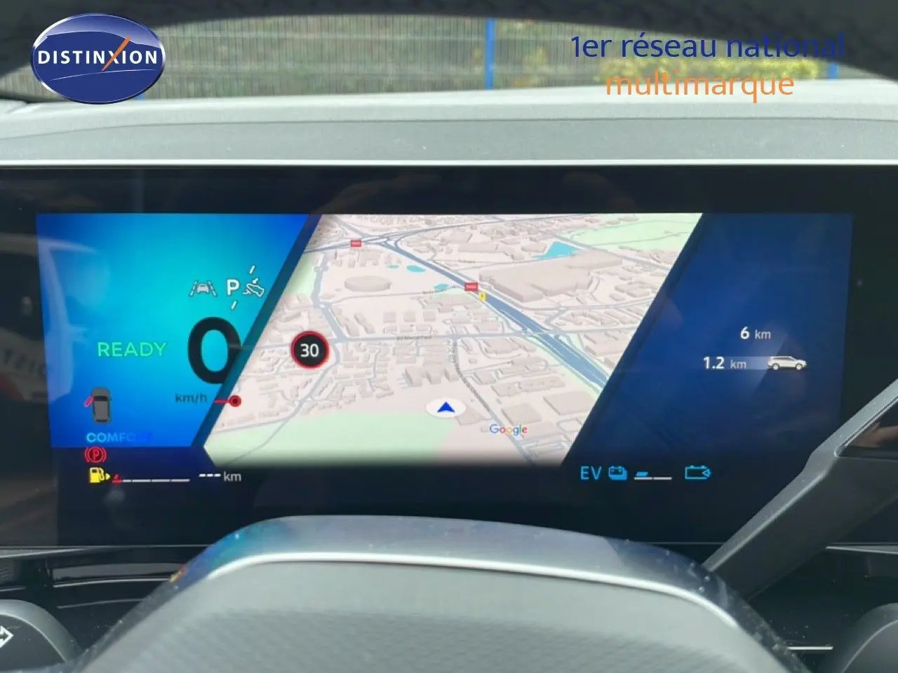 Affichage numérique du tableau de bord de la Renault Espace 2025, avec navigation et informations hybrides en vue frontale.