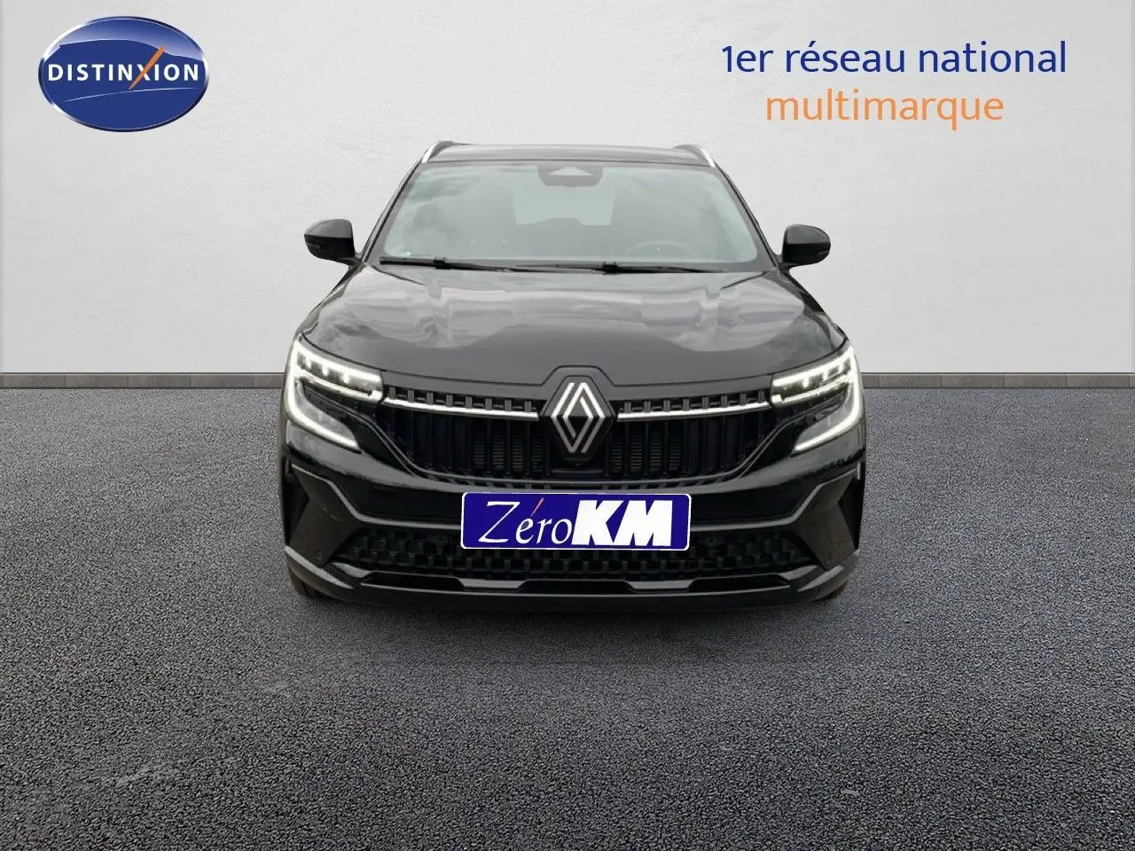 Vue frontale du Renault Espace 2025 noir étoile métal avec calandre distinctive et phares LED allumés.