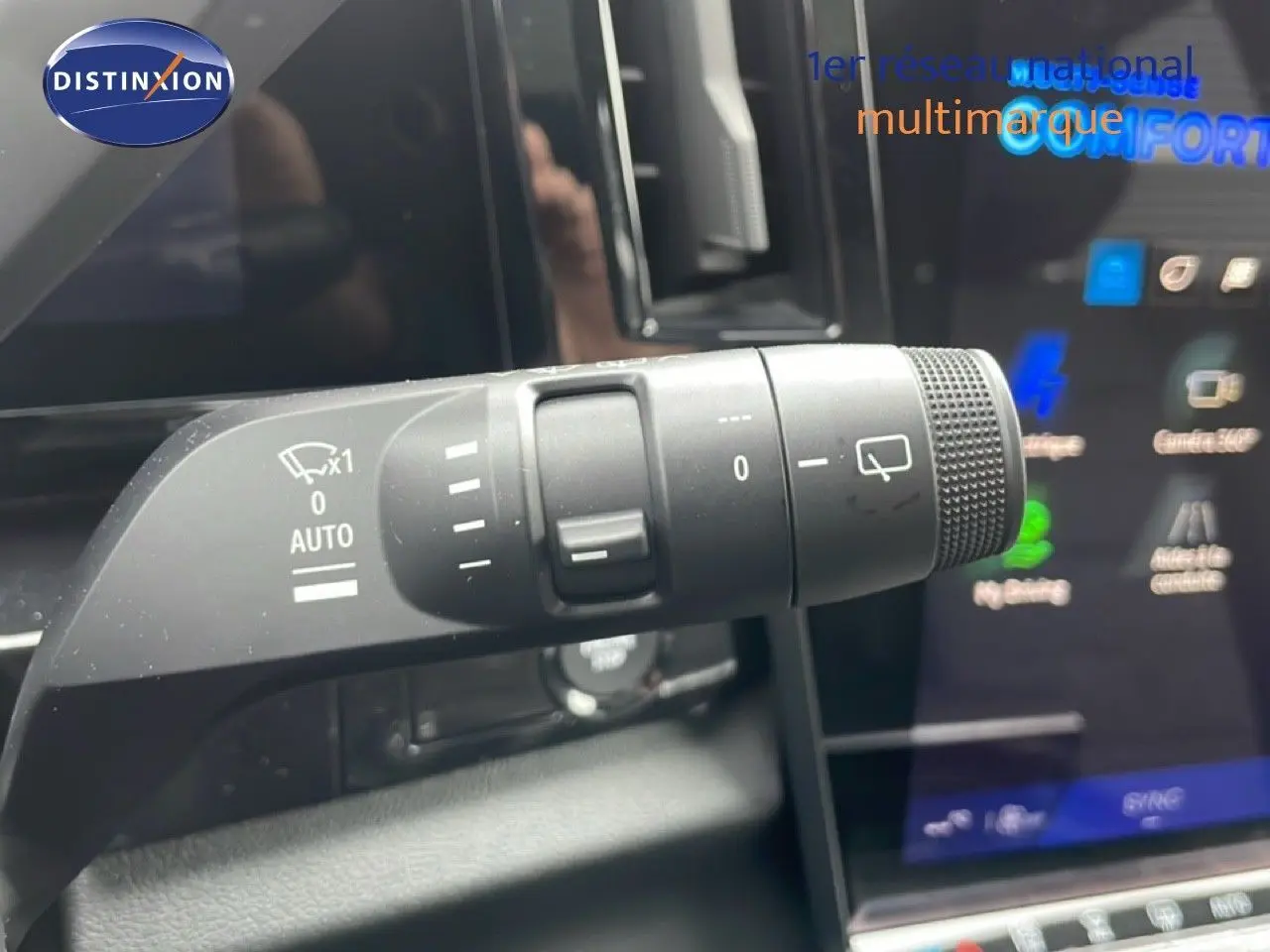 Gros plan sur la commande des essuie-glaces dans l’habitacle du Renault Espace noir étoile métal, avec écran tactile en arrière-plan.