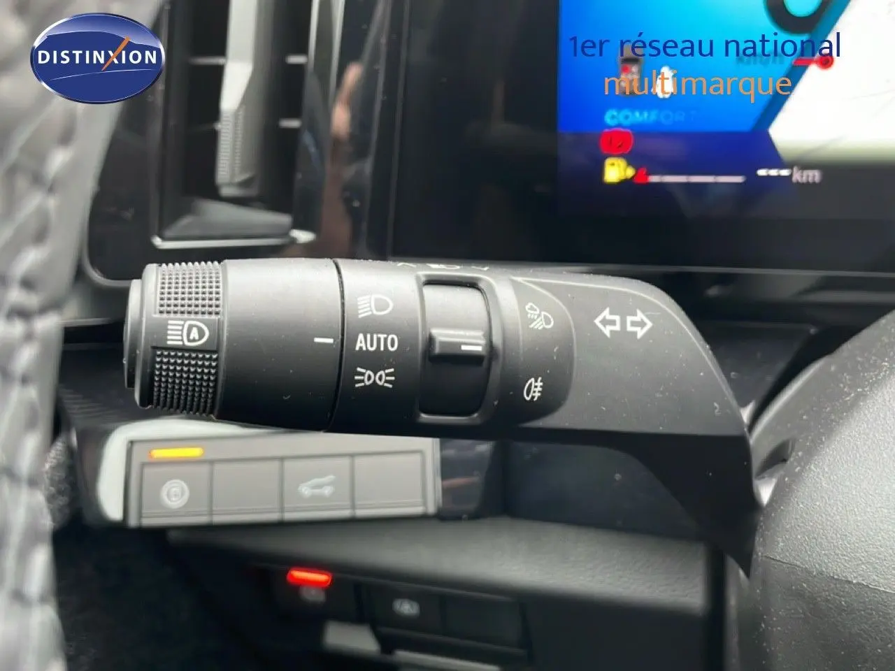 Gros plan sur la commande des feux et clignotants à gauche du volant dans l’habitacle noir du Renault Espace 2025.