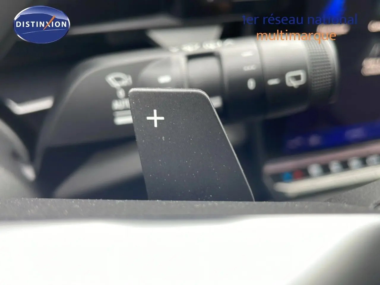 Gros plan sur la palette de changement de vitesse "+" dans l'habitacle du Renault Espace noir étoile métal 2025.