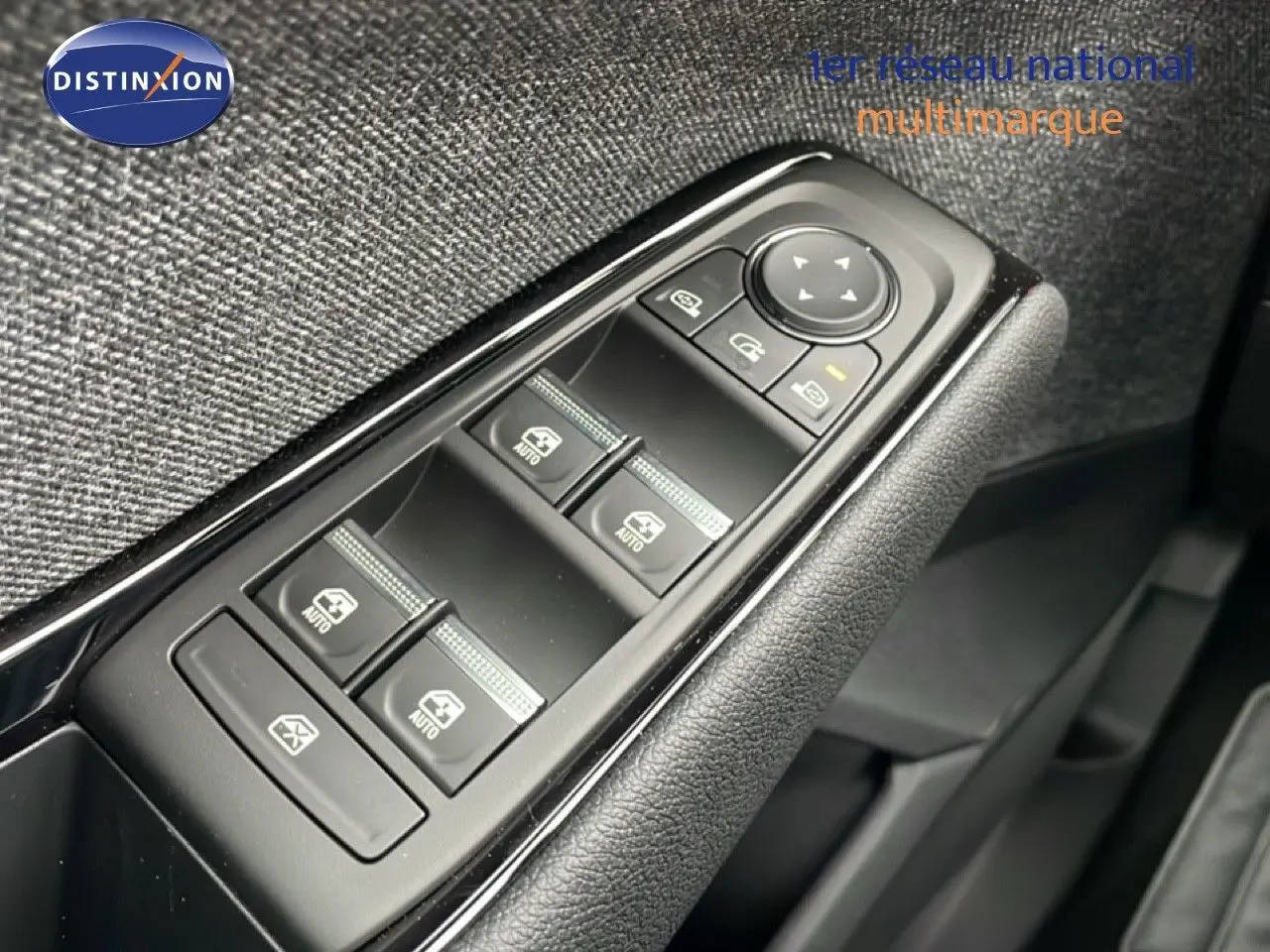 Gros plan sur les commandes des vitres électriques côté conducteur d’un Renault Espace noir étoile métal 2025.