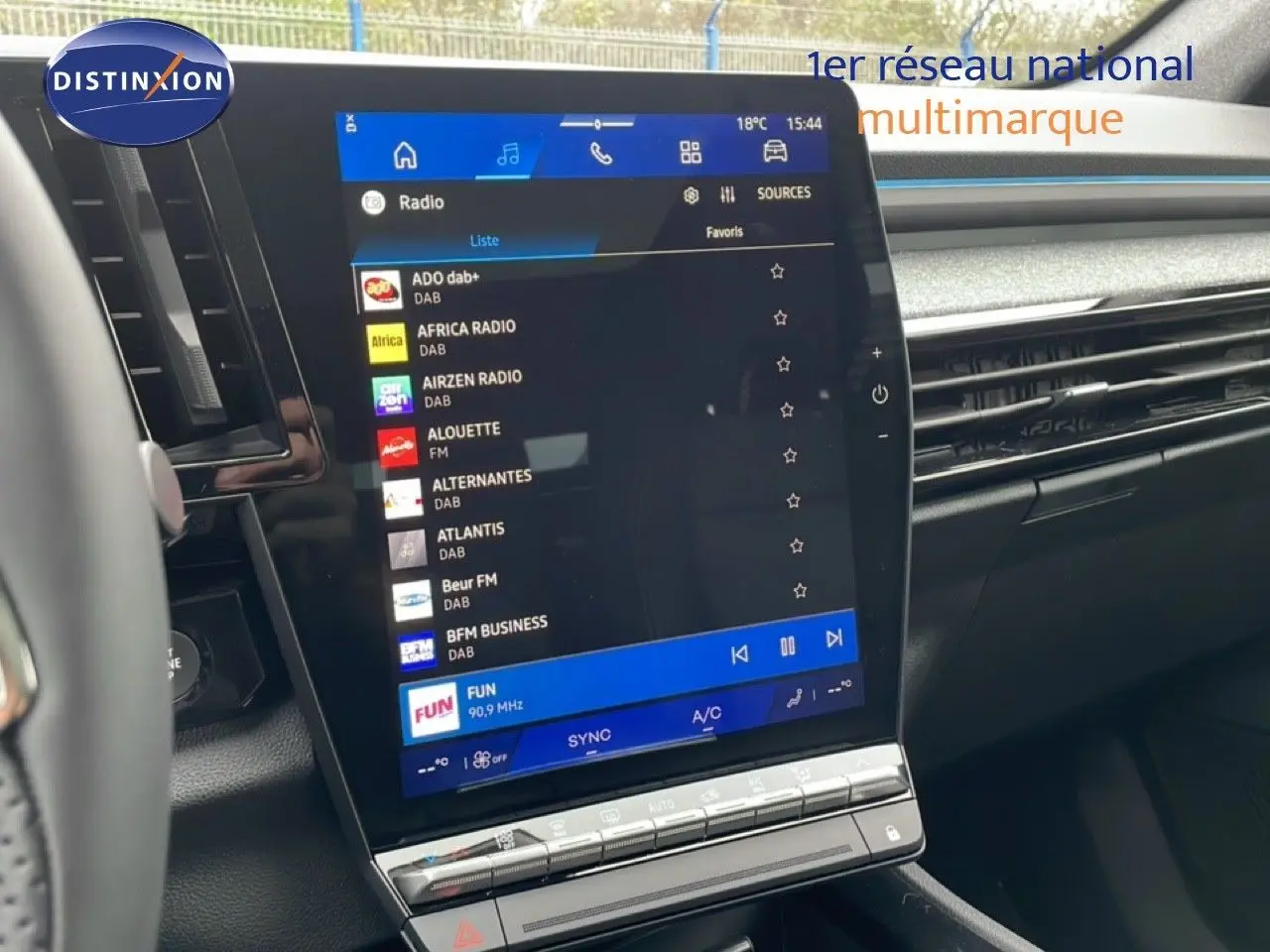 Vue intérieure centrée sur l'écran tactile multimédia du Renault Espace 2025 noir étoile métal, avec tableau de bord moderne.