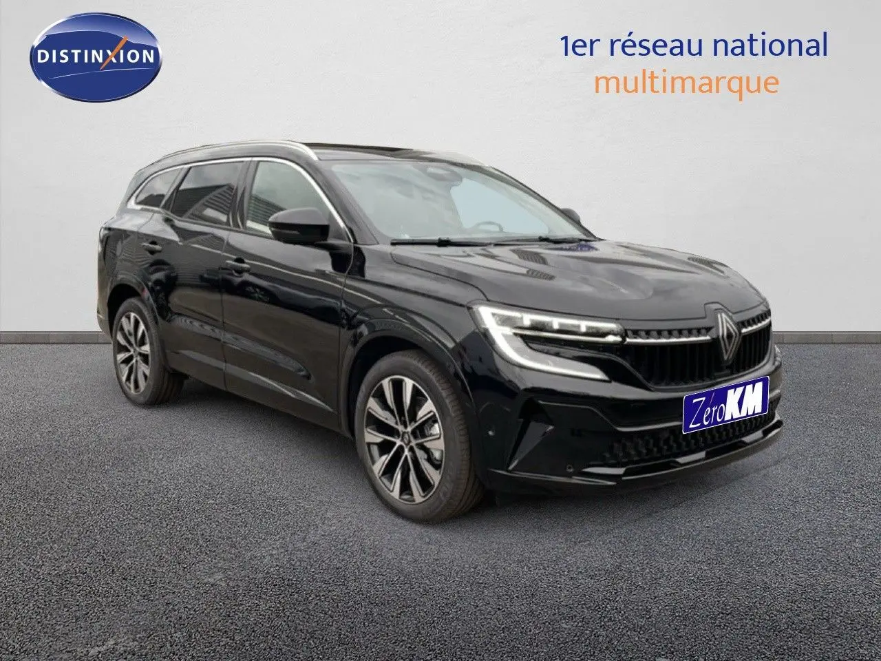 Renault Espace 2025 noir étoile métal en 3/4 avant droit, avec jantes alliage et signature lumineuse LED distinctive.